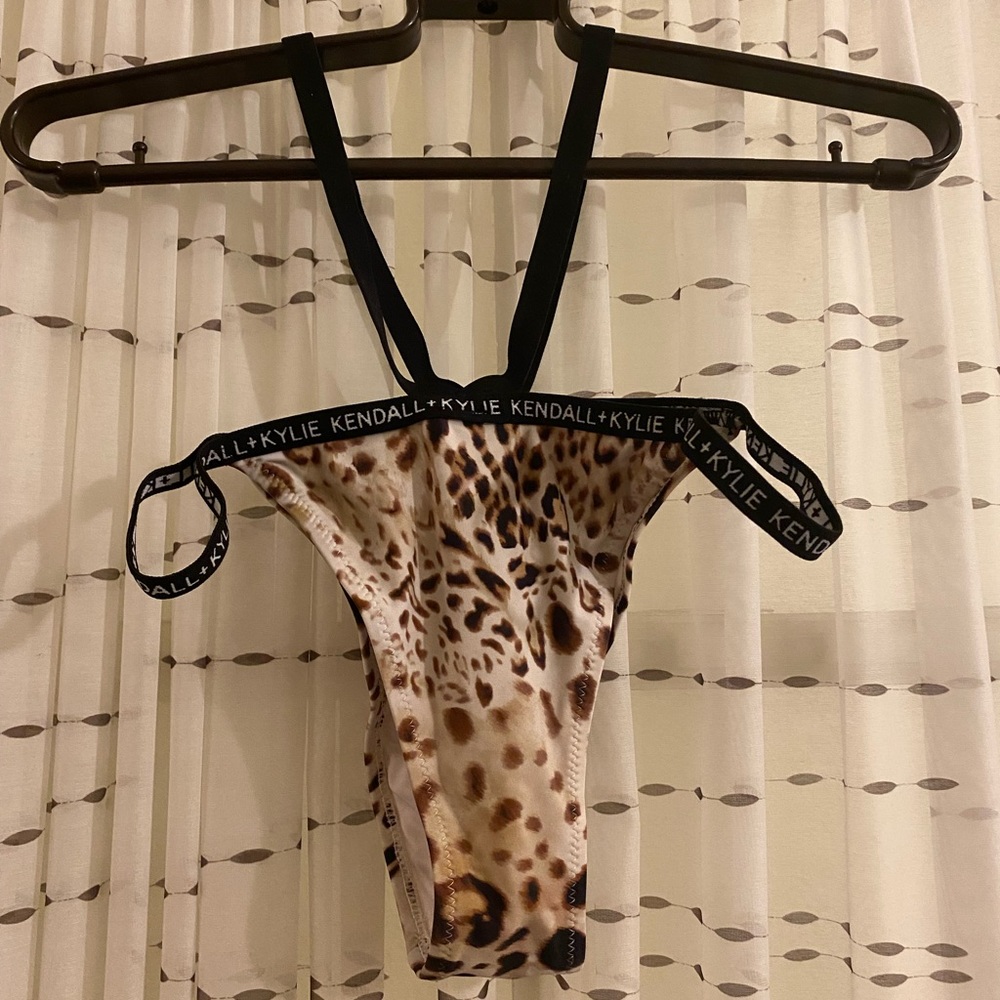 Kendall & Kylie bikini